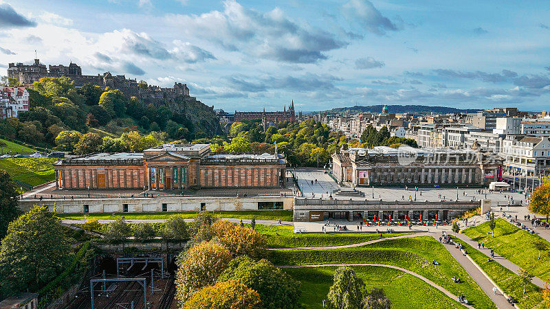 苏格兰国家美术馆和苏格兰皇家学院鸟瞰图，爱丁堡鸟瞰图，爱丁堡市中心美术馆鸟瞰图，爱丁堡老城区鸟瞰图，爱丁堡皇家英里-枢纽鸟瞰图