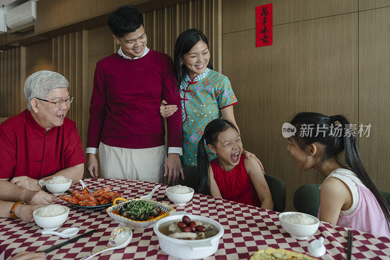 中国家庭聚在一起吃年夜饭