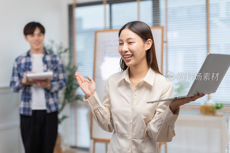 商务人士在家庭办公室向合作伙伴介绍新项目。年轻的女商人在会议室里做报告。