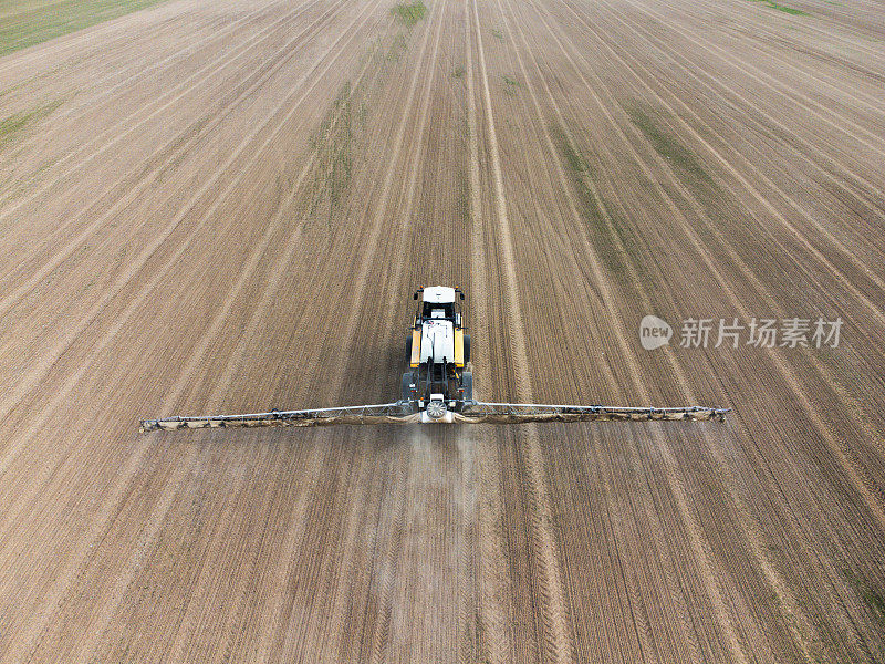 农业机械正在给田地施肥
