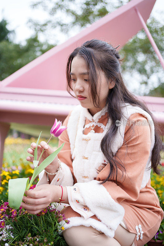 欣赏金色花朵的亚洲妇女