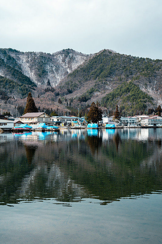 日本长野县大町市木崎湖的冬季景色