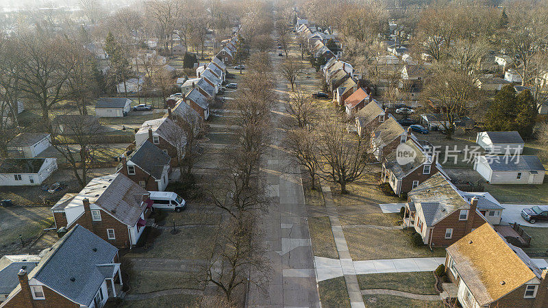 冬天结束时的底特律郊区。密歇根州皇家橡树社区安静的街道