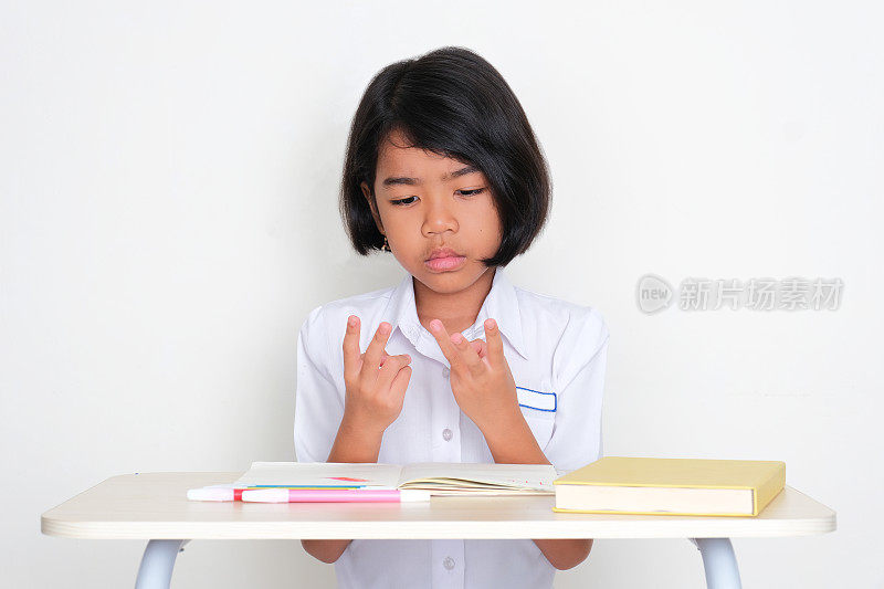 印度尼西亚的小学生学习用手指数数