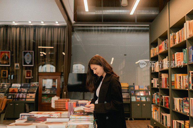 漂亮的Z代韩国女学生在书店里挑选书。教育培训理念。系列的一部分