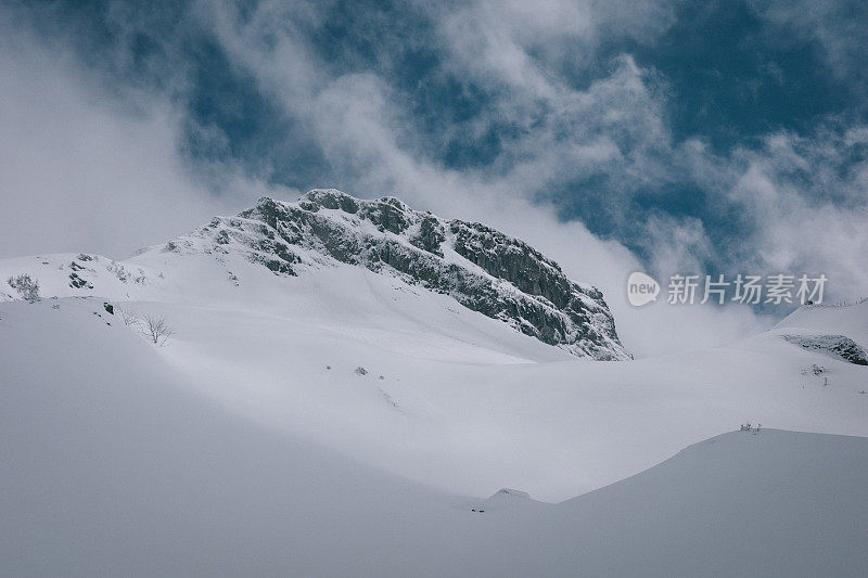 新鲜的粉雪覆盖了山顶