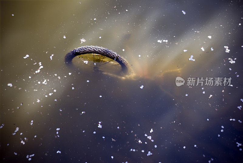 废弃的自行车淹没在水中