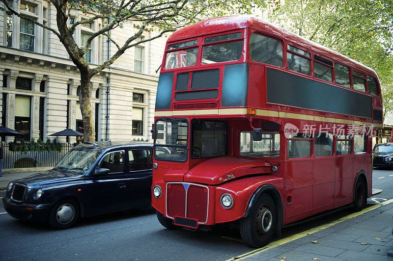 伦敦大街上的红色双层公共汽车