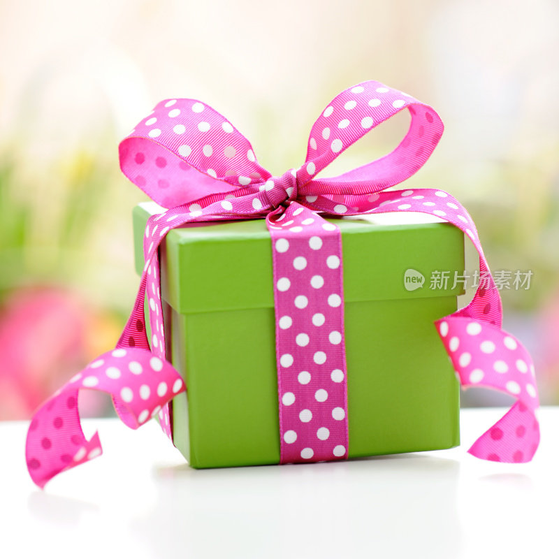 绿色的礼盒，粉红色的丝带