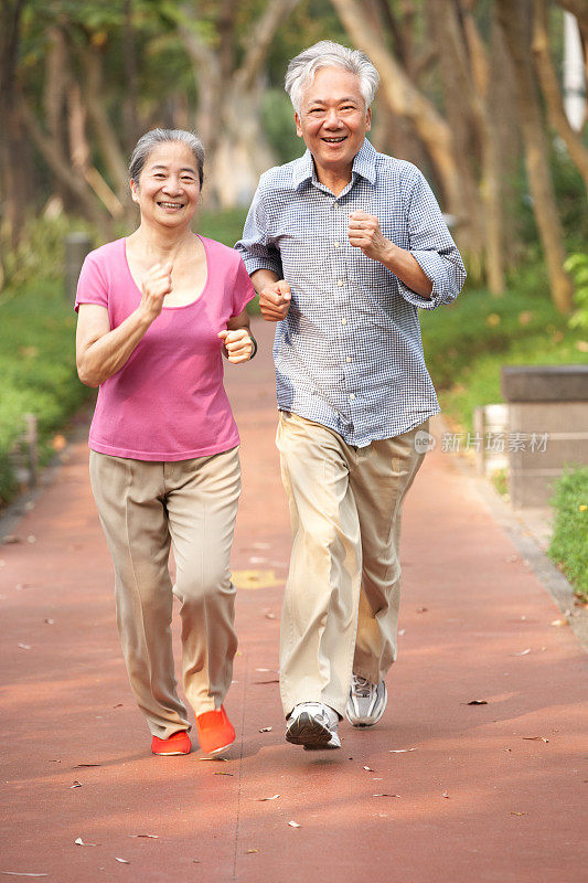 一对中国老夫妇在公园慢跑