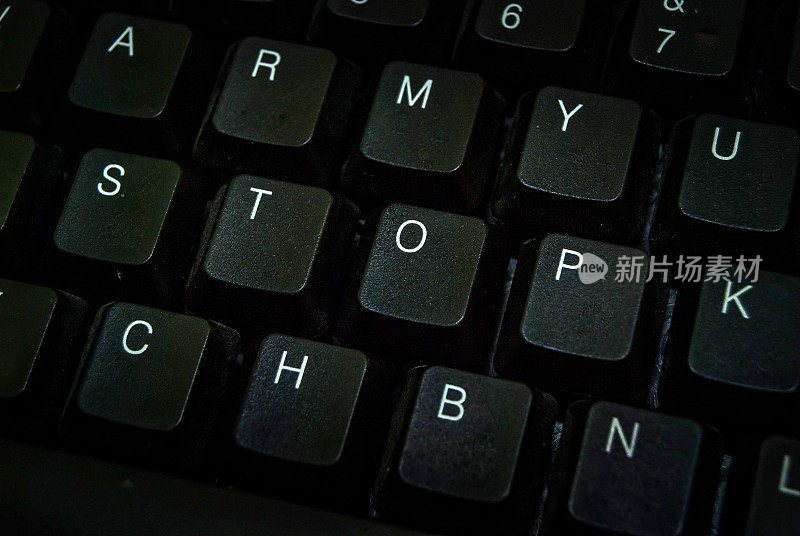 黑色电脑键盘上的停止字