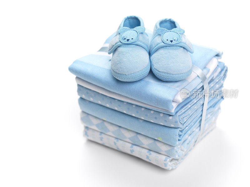 婴儿鞋放在毯子上