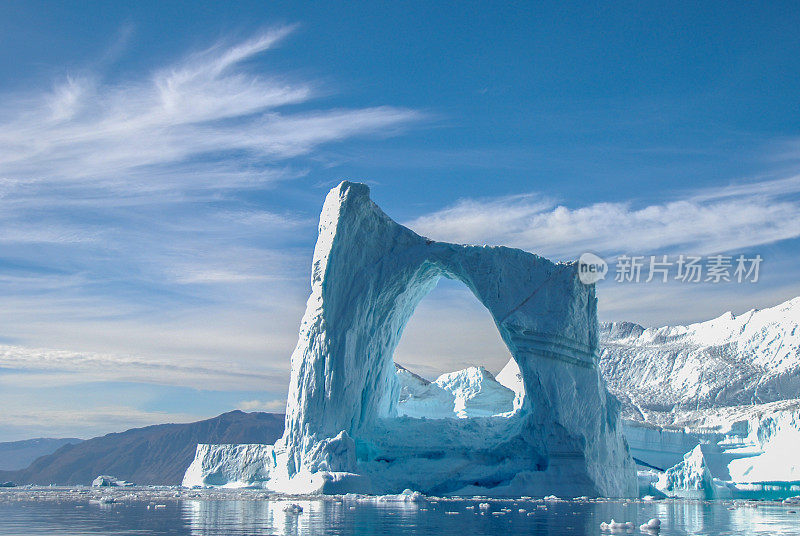 格陵兰岛的拱形冰山
