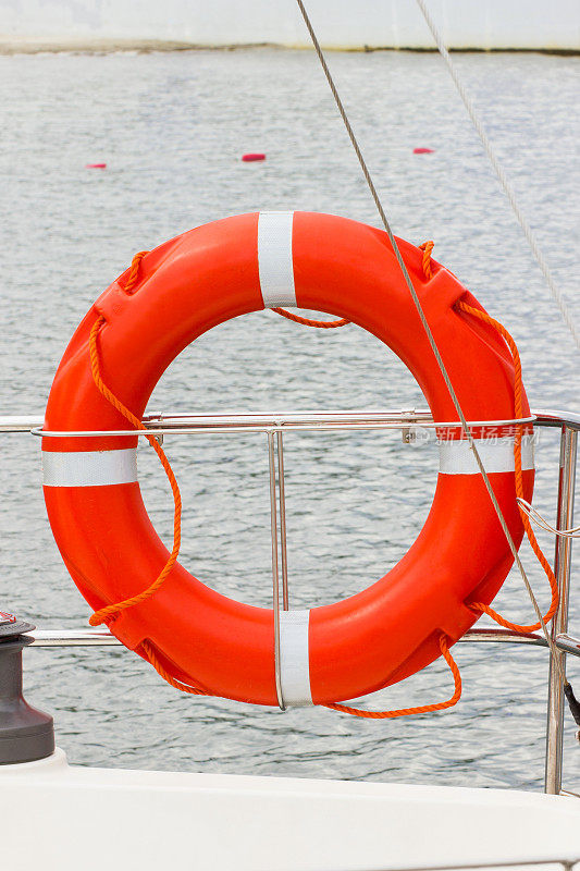 游艇，帆船上橙色救生圈，安全出行