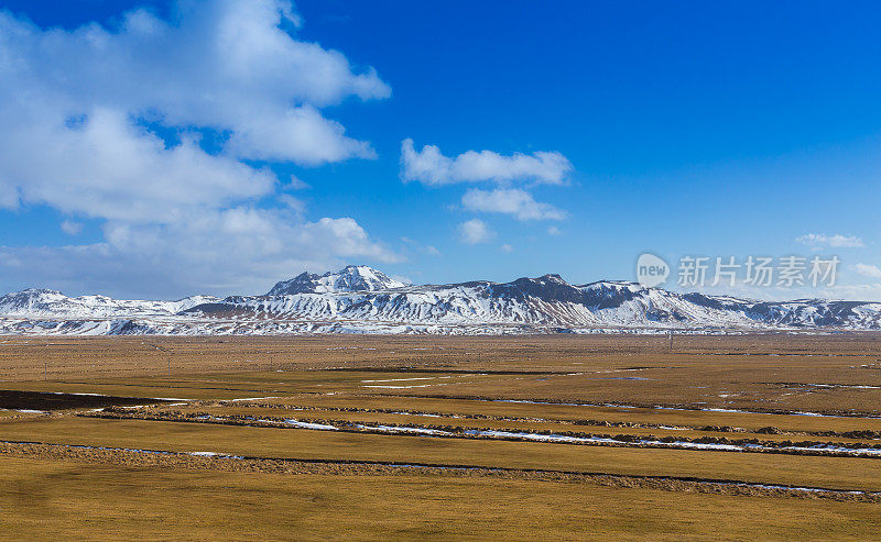 冰岛风景秀美，高山覆盖