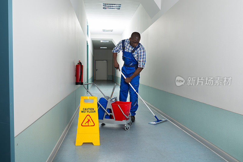 清洁地板的男清洁工