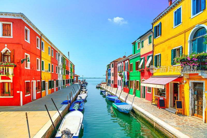 威尼斯的地标，布拉诺岛运河，五颜六色的房屋和船只，