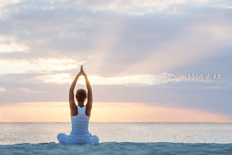 一个在海边练习瑜伽的白人女人