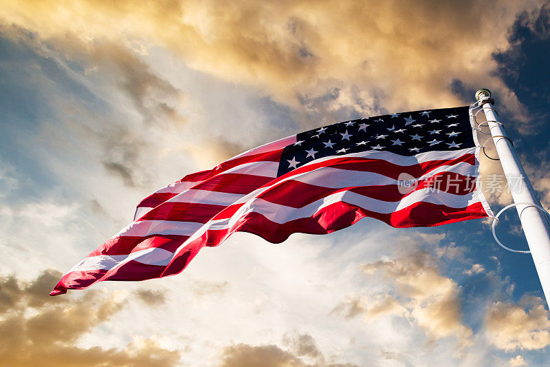 天空中飘扬着美国国旗
