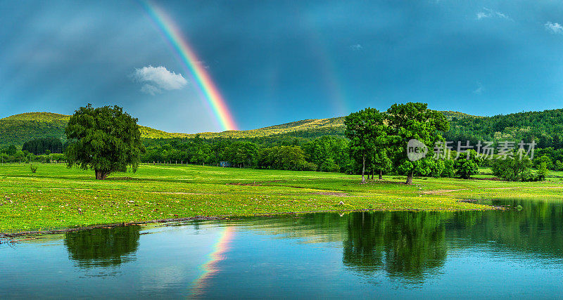 湖面上的彩虹，倒映在水面上