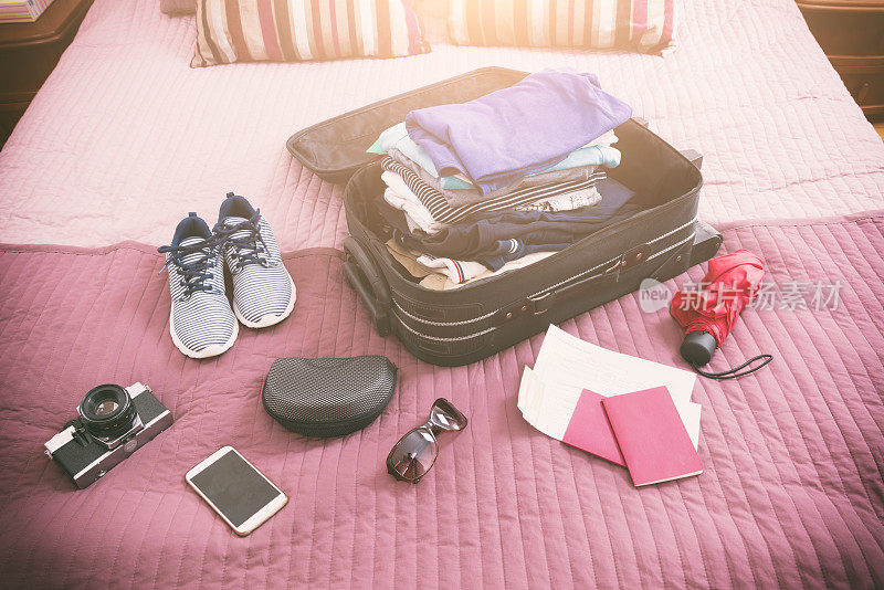 装衣服和其他物品的行李