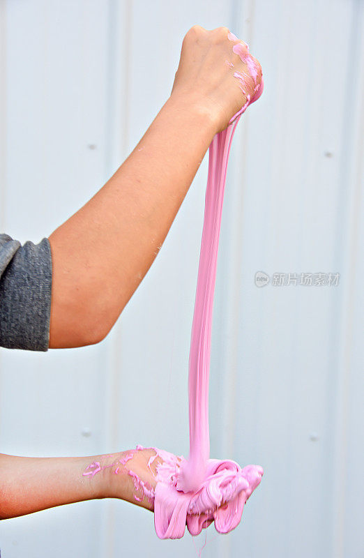 女孩在玩粉红色的黏液