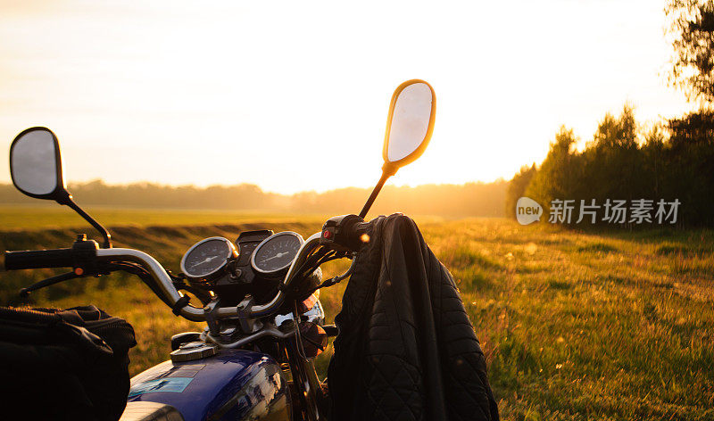 日落时的经典摩托车，