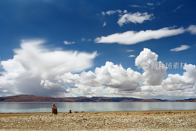 在西藏西部的圣湖拉克沙斯塔湖畔。
