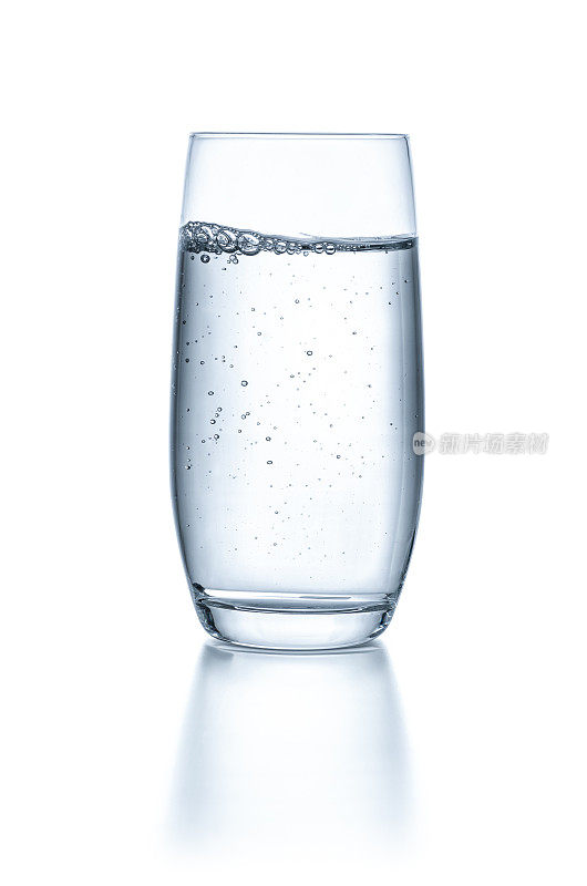 白底上有水的玻璃杯