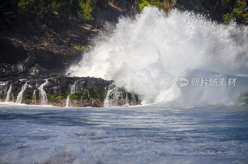 考艾岛北岸汹涌的海浪
