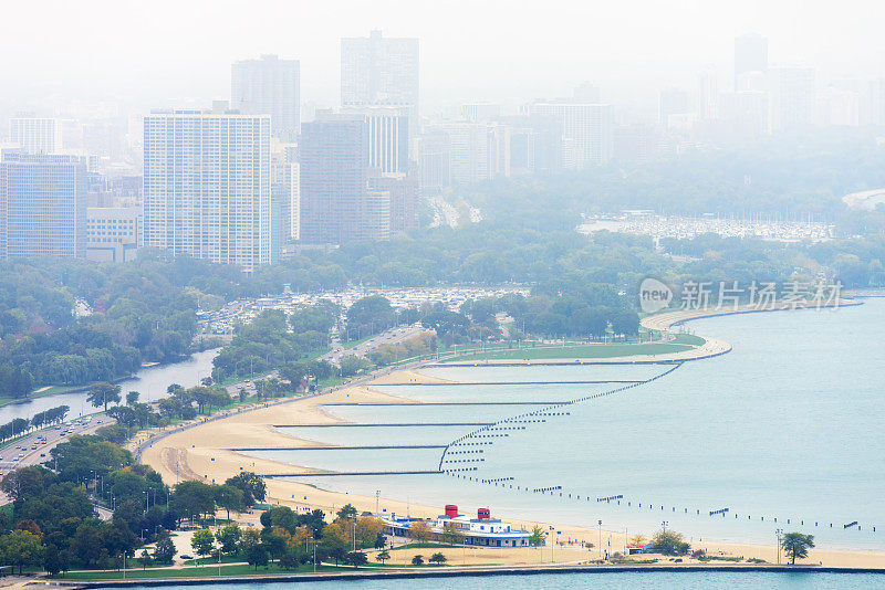 芝加哥，北大街海滩，大雾天