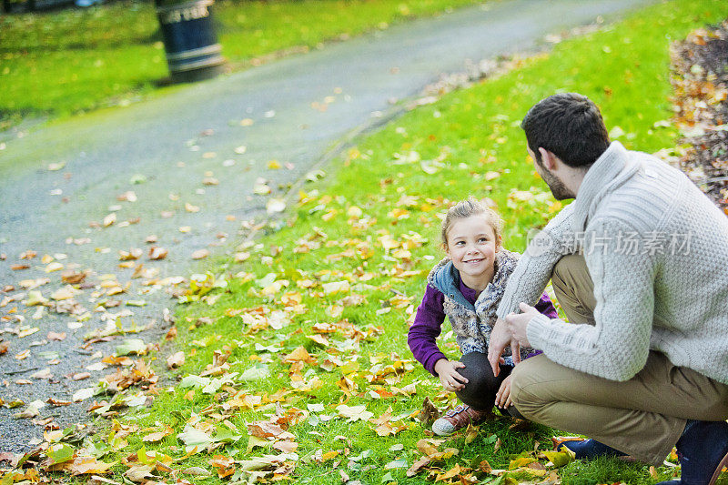 父亲和女儿在伦敦的公园里玩得很开心
