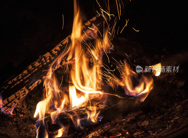 燃烧的木头在夜晚的篝火上燃烧