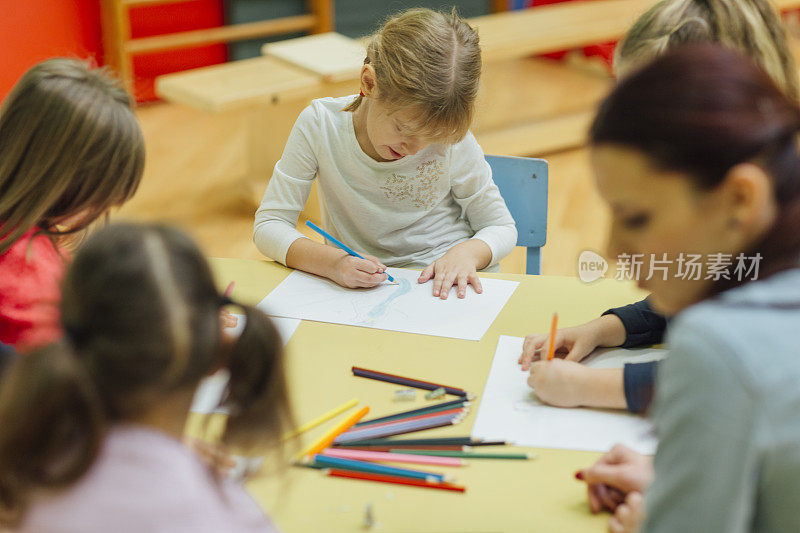 快乐的小女孩在幼儿园