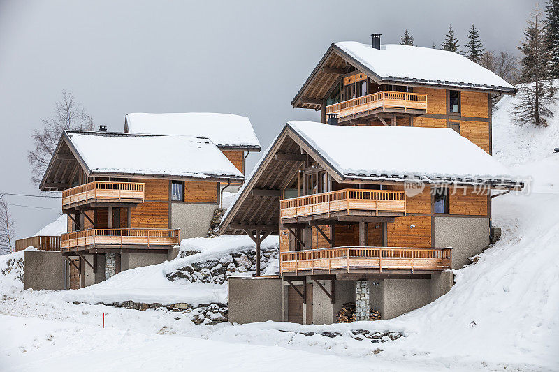 冬天下雪的山上的房子