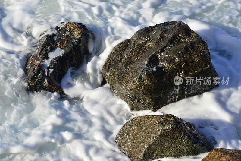 英国泽西岛的海浪冲浪