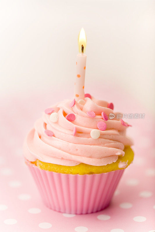 第一个粉色圆点主题生日蛋糕。