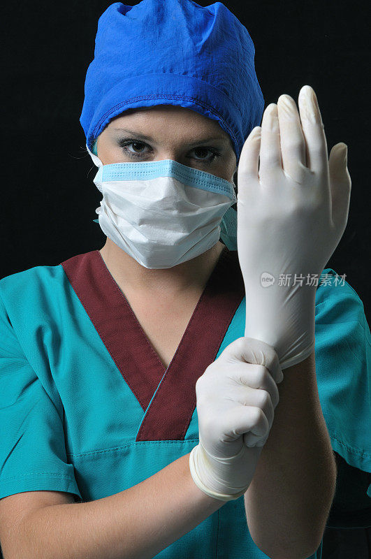护士戴手套，戴手术服，进行眼部接触