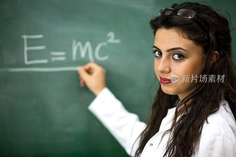 年轻迷人的老师展示物理方程式