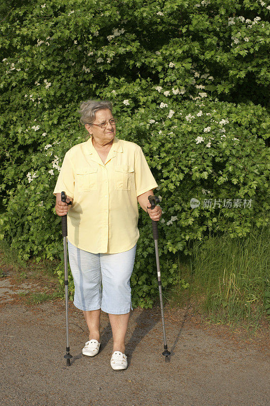 成熟的女士培养了北欧步行