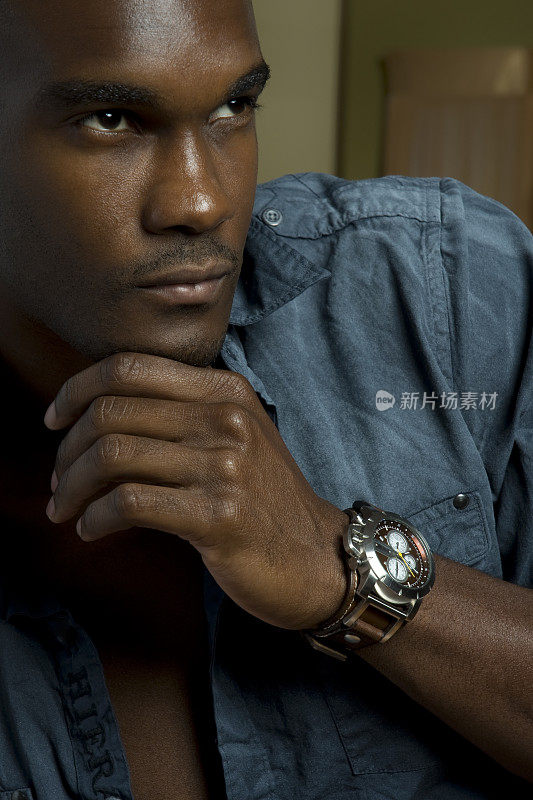 黑人男模特在牛仔衬衫和设计师手表