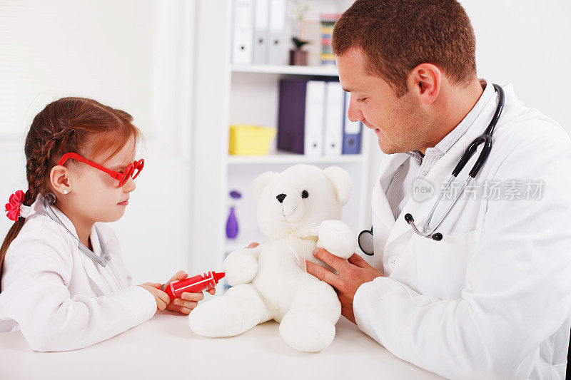 小女孩和小儿科医生玩医生游戏。