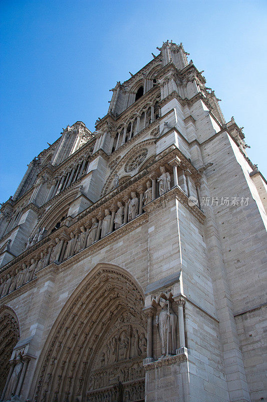 低角度拍摄的巴黎圣母院法国