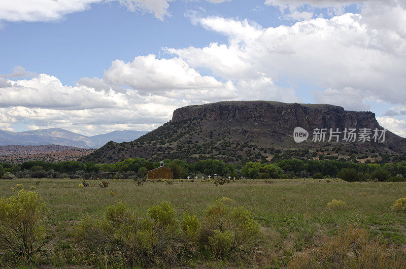 圣伊尔德丰索村庄的教堂和墓地