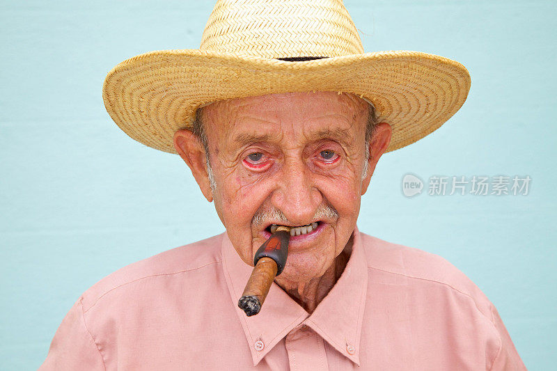 抽雪茄的老人