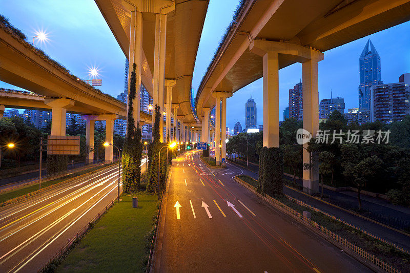 夜间城市高架桥公路