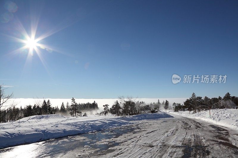 冬天的风景有阳光和光滑的结冰的道路