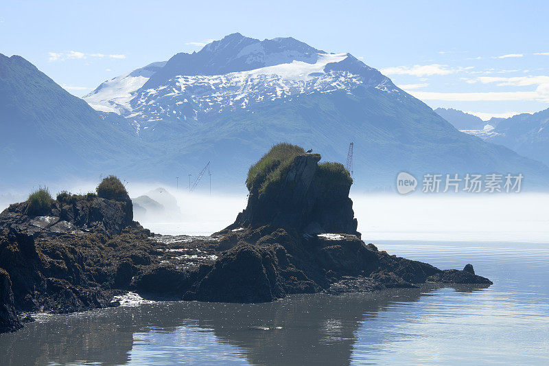 岩石，雾，和Chugach山在瓦尔迪兹阿拉斯加湾