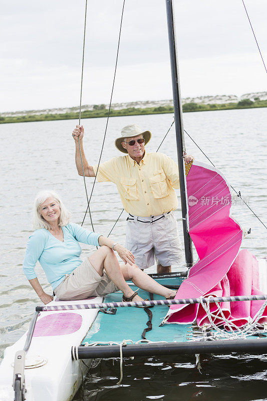 老年夫妇在双体船上