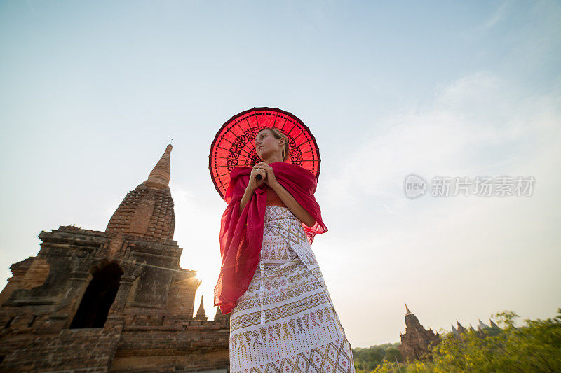 蒲甘神庙里的女人-缅甸-日落